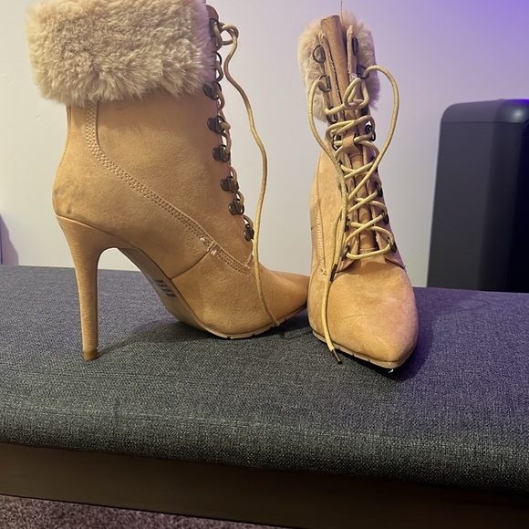 Heeled boot - Picture 2 of 3